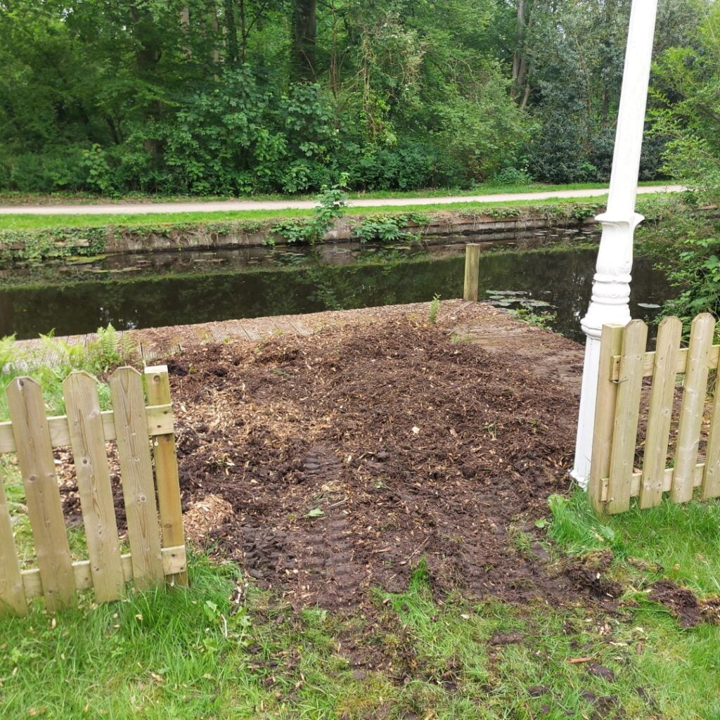 Nog even achterom kijken. En de klant veel plezier wensen met de tuin en de mooie nieuwe vlonder.